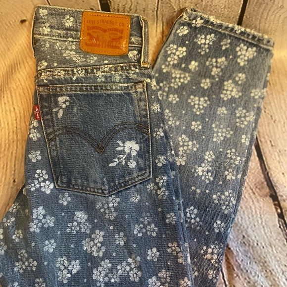 HAND PAINTED BY ME Levi's Blue Floral Women's Straight Leg Jeans - Picture 7 of 7